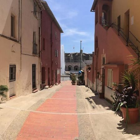 Between The Roofs Of Menton Old Town And The Sea Luaran gambar