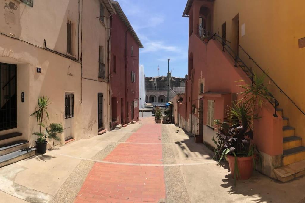 Between The Roofs Of Menton Old Town And The Sea Luaran gambar