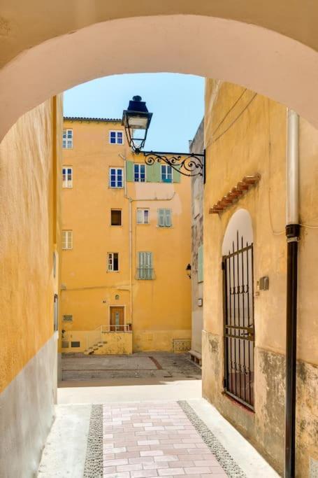 Between The Roofs Of Menton Old Town And The Sea Luaran gambar
