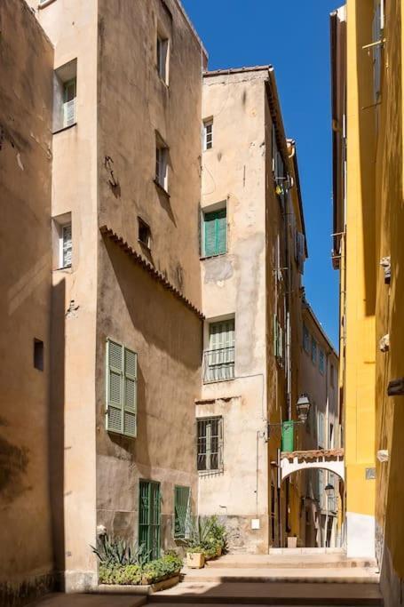 Between The Roofs Of Menton Old Town And The Sea Luaran gambar