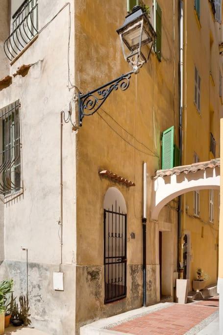 Between The Roofs Of Menton Old Town And The Sea Luaran gambar